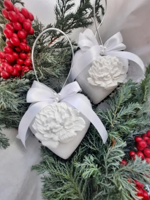 Серце білого кольору з ліпниною